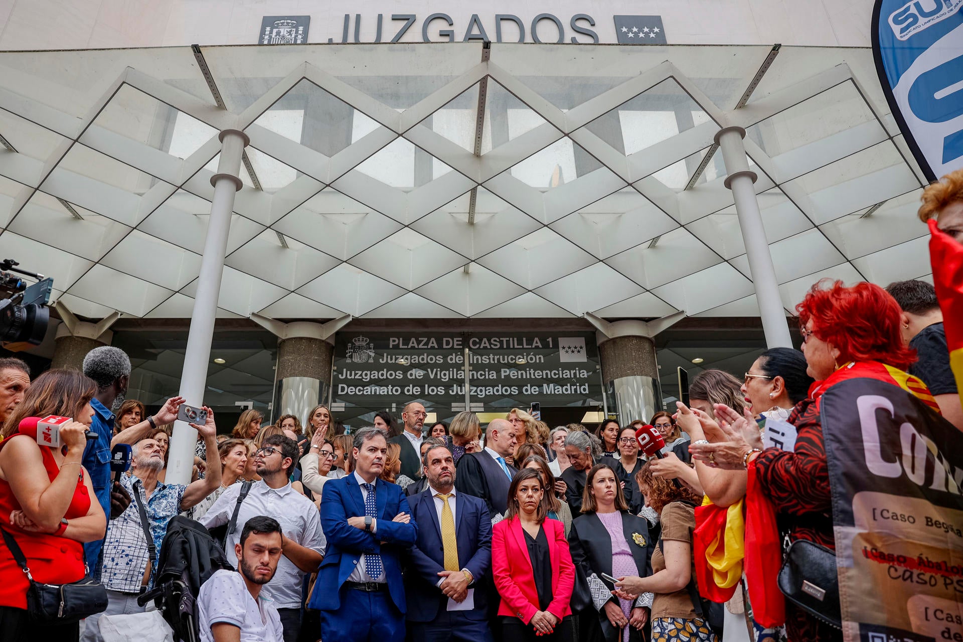 Jueces y fiscales mantienen su convocatoria de huelga pese al aviso del CGPJ Jueces y fiscales mantienen su convocatoria de huelga pese al aviso del CGPJ