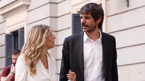 Yolanda Díaz conversa con Ernest Urtasun a su llegada al Congreso de los Diputados. Yolanda Díaz conversa con Ernest Urtasun a su llegada al Congreso de los Diputados.