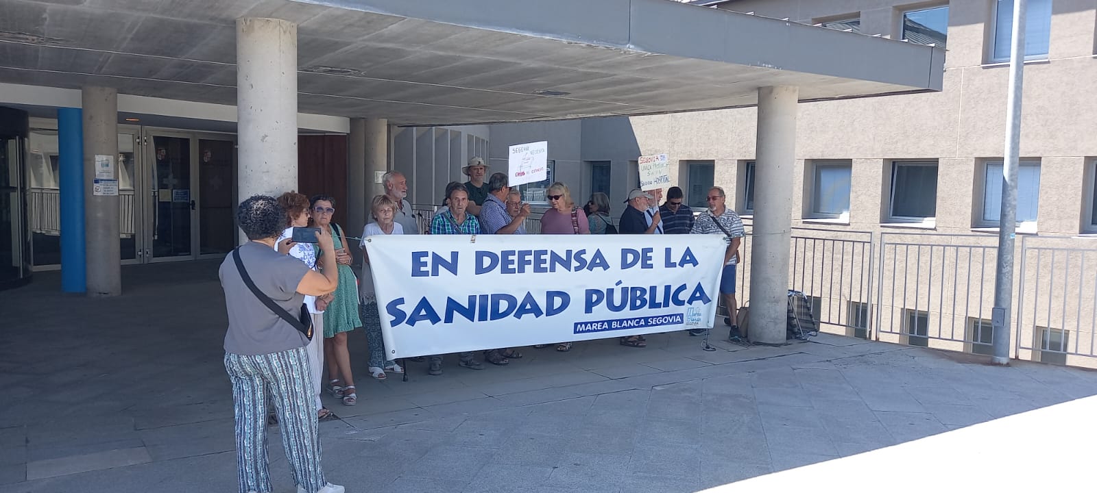 La Marea Blanca ha vuelto a concentrarse frente al Hospital General para reclamar más camas de estancias medias La Marea Blanca ha vuelto a concentrarse frente al Hospital General para reclamar más camas de estancias medias