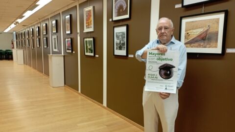 Ildefonso Belmonte, presidente de la Junta Local de la Asociaci&oacute;n Espa&ntilde;ola Contra el C&aacute;ncer en Alcal&aacute; de Henares, en la exposici&oacute;n "Mayores con objetivo"