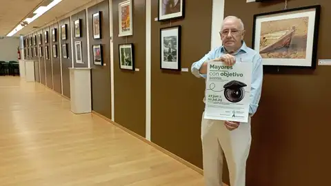 La sala de exposiciones de la Quinta de Cervantes de Alcalá de Henares acoge la muestra “Mayores con objetivo”, un proyecto solidario a beneficio de la Asociación Española Contra el Cáncer Ildefonso Belmonte, presidente de la Junta Local de la Asociación Española Contra el Cáncer en Alcalá de Henares, en la exposición "Mayores con objetivo"