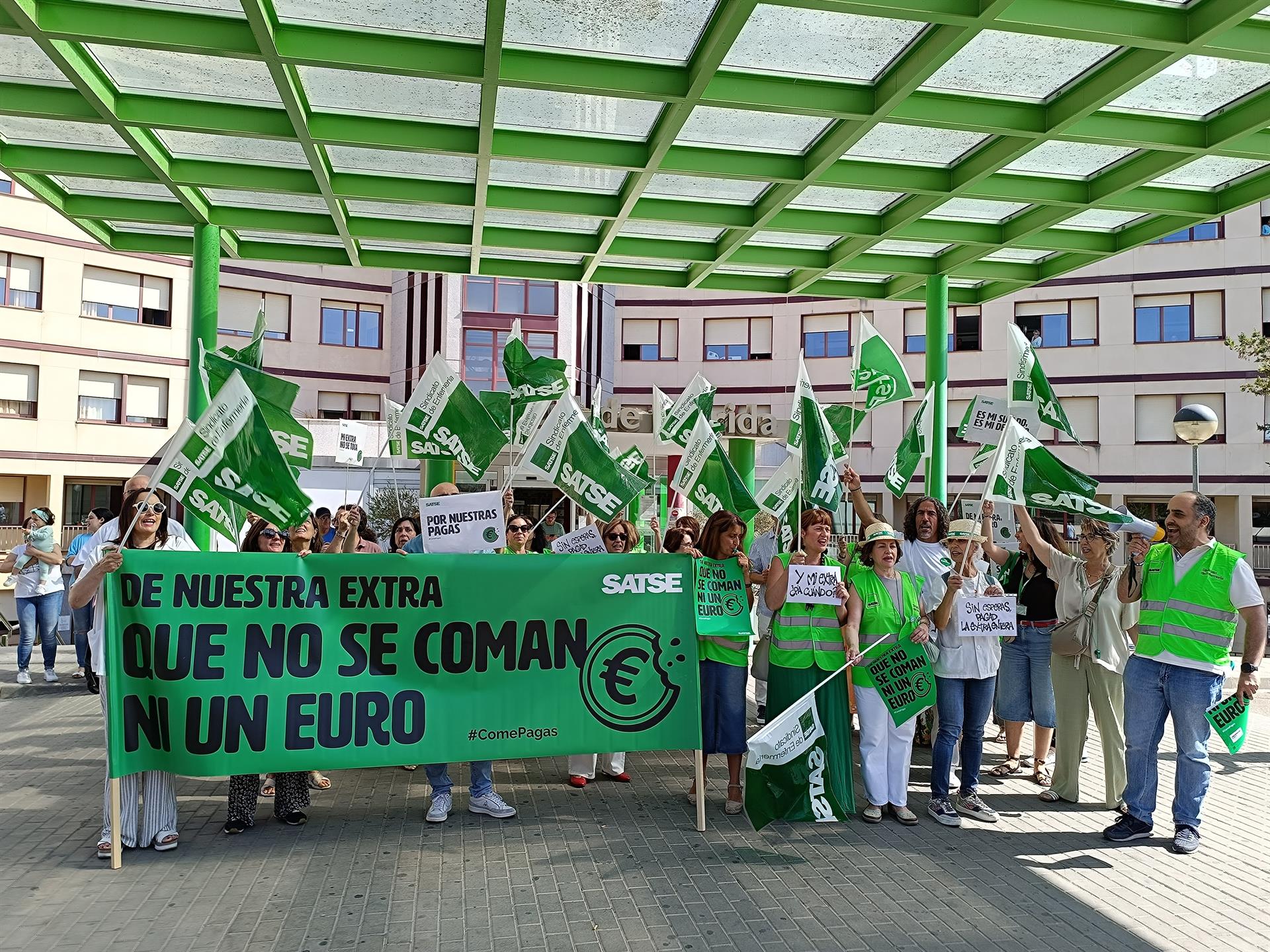 Enfermeras y fisioterapeutas se concentran a las puertas del Hospital de Mérida para exigir la recuperación de pagas extras íntegras Enfermeras y fisioterapeutas se concentran a las puertas del Hospital de Mérida para exigir la recuperación de pagas extras íntegras