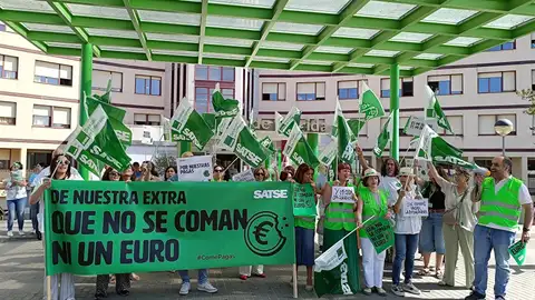 Enfermeras y fisioterapeutas se concentran a las puertas del Hospital de Mérida para exigir la recuperación de pagas extras íntegras Enfermeras y fisioterapeutas se concentran a las puertas del Hospital de Mérida para exigir la recuperación de pagas extras íntegras