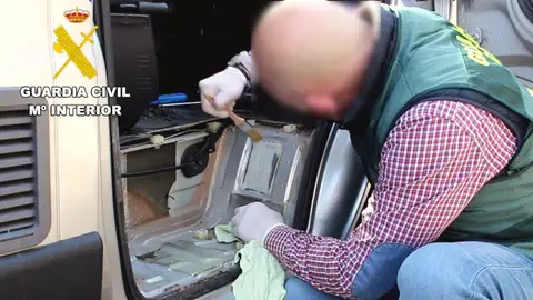 Agente de Tráfico de la Guardia Civil en investigación del número de bastidor de un vehículo Agente de Tráfico de la Guardia Civil en investigación del número de bastidor de un vehículo