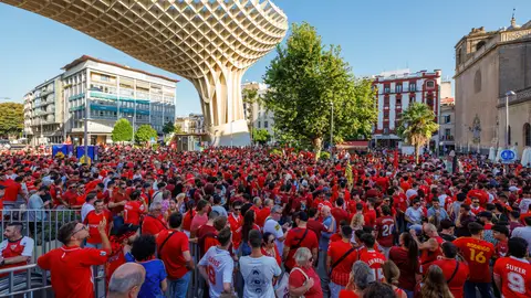 Miles de sevillistas, concretados en las Setas de la Encarnación para la manifestación. Miles de sevillistas, concretados en las Setas de la Encarnación para la manifestación.