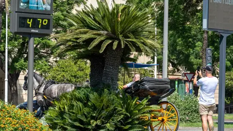 Imágenes de personas al lado de un termómetro en las calles de la capital hispalense a 47 grados de temperatura. Imágenes de personas al lado de un termómetro en las calles de la capital hispalense a 47 grados de temperatura.