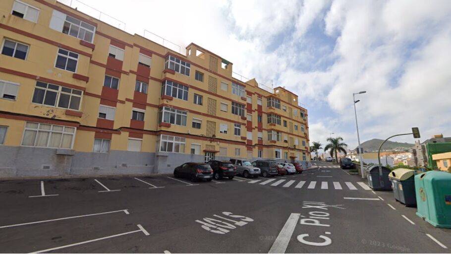 Vista parcial y de archivo de la calle P&iacute;o XII en Telde, Gran Canaria en donde se ha asesinado a un presunto narco a manos de un sicario