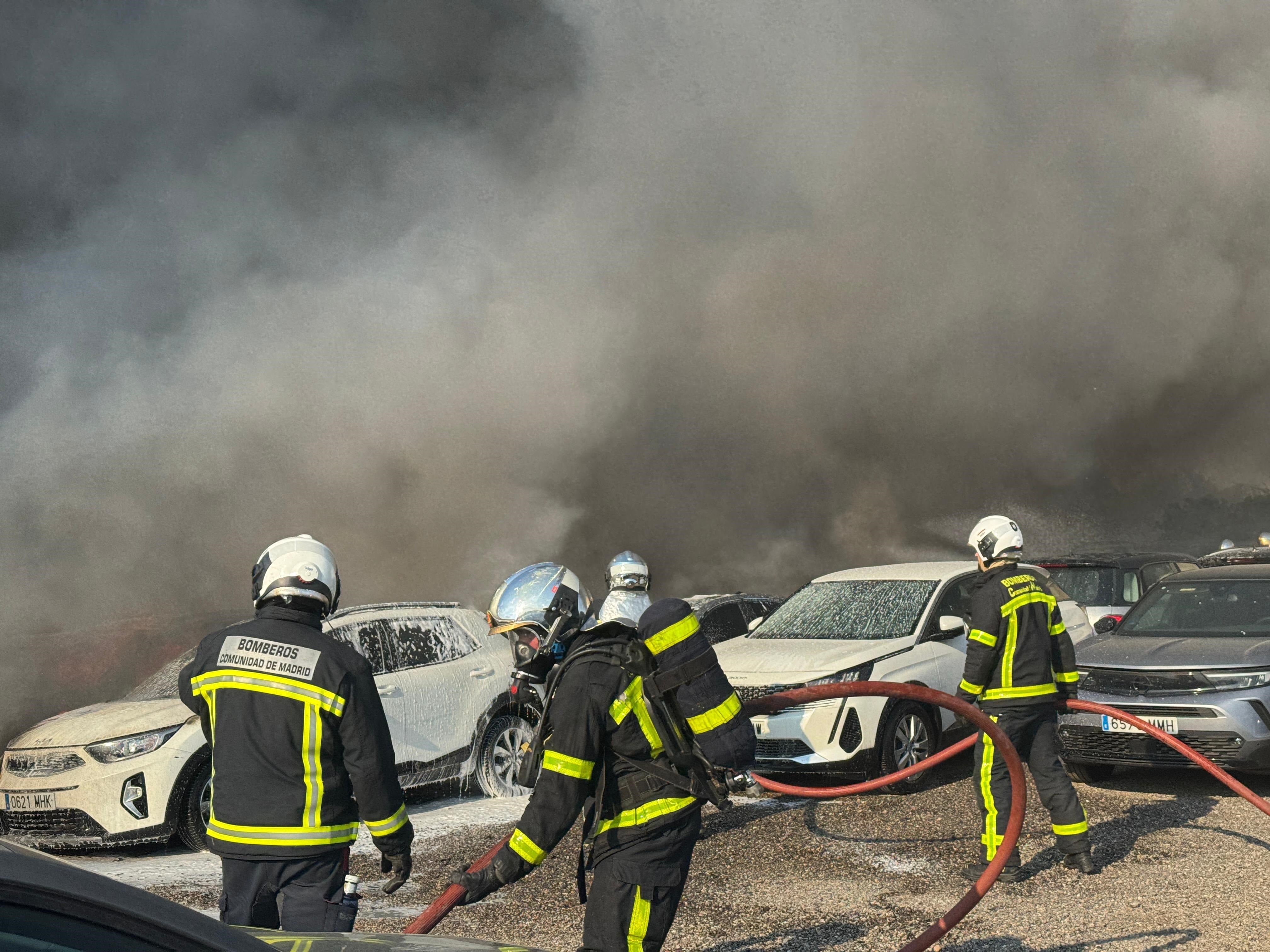 Al menos 30 coches calcinados en un incendio en el municipio madrileño de Algete Al menos 30 coches calcinados en un incendio en el municipio madrileño de Algete