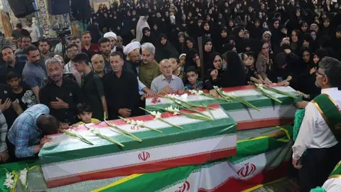Irán celebra multitudinarios funerales por los militares y científicos muertos en la guerra con Israel Irán celebra multitudinarios funerales por los militares y científicos muertos en la guerra con Israel