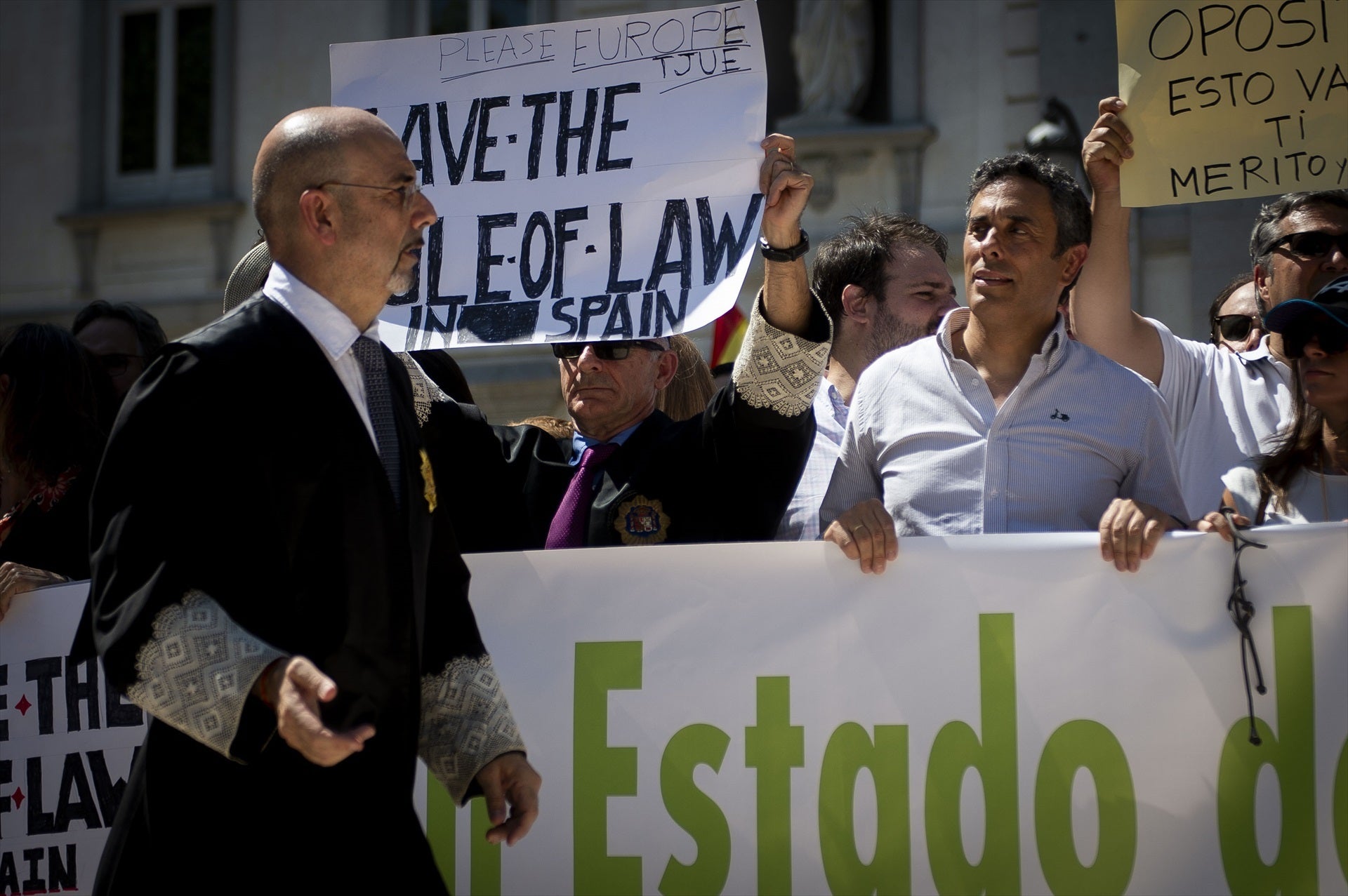 Manifestación de jueces y fiscales en el Supremo: "Sin Estado de derecho no hay democracia" Manifestación de jueces y fiscales en el Supremo: "Sin Estado de derecho no hay democracia"