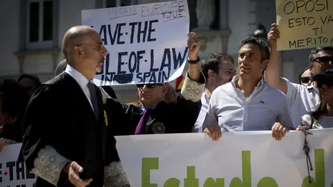 Manifestación de jueces y fiscales en el Supremo: "Sin Estado de derecho no hay democracia" Manifestación de jueces y fiscales en el Supremo: "Sin Estado de derecho no hay democracia"