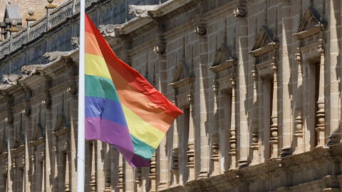 La bandera LGTBI+ ondea en el Parlamento de Andalucía La bandera LGTBI+ ondea en el Parlamento de Andalucía