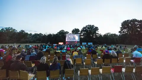 Personas viendo una película al aire libre Personas viendo una película al aire libre