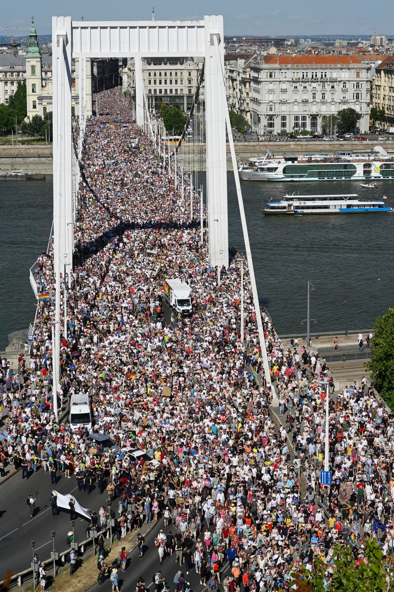 Manifestación histórica en Budapest: miles de personas desafían a Orbán y salen a las calles para defender al colectivo LGTBIQ+ Manifestación histórica en Budapest: miles de personas desafían a Orbán y salen a las calles para defender al colectivo LGTBIQ+