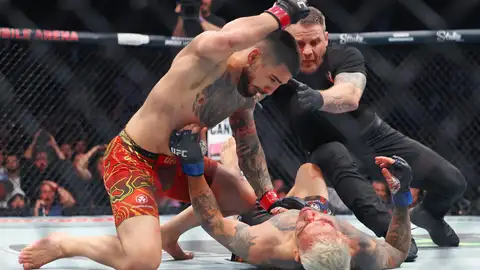 Ilia Topuria, nuevo campeón de peso ligero de la UFC El luchador español Ilia Topuria (i) en acción contra el el brasileño Charles Oliveira (d), durante el combate de la Ultimate Fighting Championship (UFC) celebrado la noche del sábado en el T-Mobile Arena in Las Vegas, Nevada (EE.UU.). EFE/Ronda Churchil