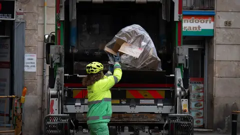 Una trabajadora del servicio municipal de limpieza de Barcelona Una trabajadora del servicio municipal de limpieza de Barcelona