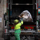 Una trabajadora del servicio municipal de limpieza de Barcelona