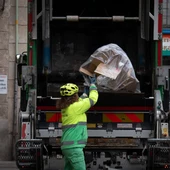 Una trabajadora del servicio municipal de limpieza de Barcelona Una trabajadora del servicio municipal de limpieza de Barcelona