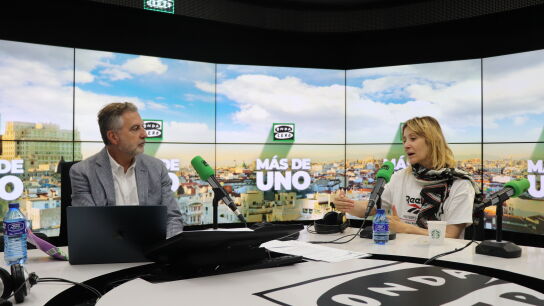 Nathalie Poza en los estudios de Onda Cero con Carlos Alsina