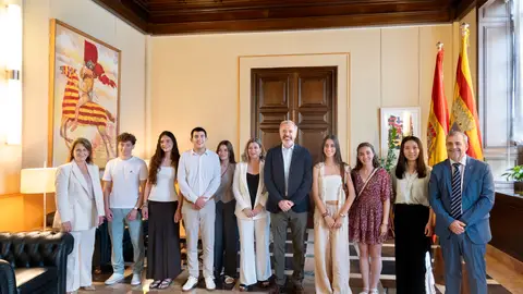 El presidente Azcón recibe a los alumnos con los mejores expedientes de la PAU 2025 El presidente Azcón recibe a los alumnos con los mejores expedientes de la PAU 2025
