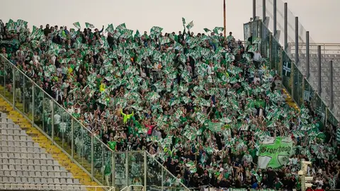 La afición del Real Betis anima a su equipo en el estadio Artemio Franchi La afición del Real Betis anima a su equipo en el estadio Artemio Franchi