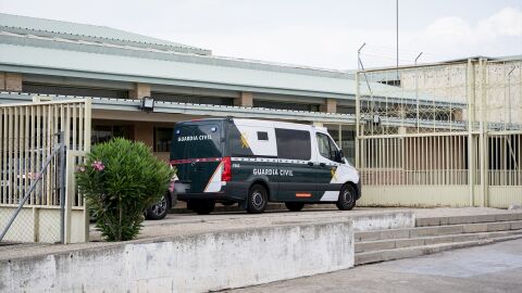 El furg&oacute;n policial en el que va el exsecretario de organizaci&oacute;n del PSOE Santos Cerd&aacute;n a su llegada a la c&aacute;rcel de Soto del Real 