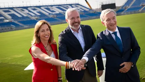 Ibercaja Estadio e Ibercaja Romareda: la entidad bancaria adquiere el naming por 10 millones La alcaldesa de Zaragoza, Natalia Chueca; el presidente del Gobierno de Aragón, Jorge Azcón y el consejero delegado de Ibercaja, Víctor Iglesias