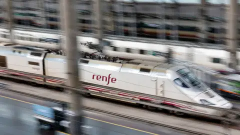 Los trenes Madrid-Sevilla no circularán hasta nuevo aviso por la avería en Toledo Los trenes Madrid-Sevilla no circularán hasta nuevo aviso por la avería en Toledo/ EFE/ Rodrigo Jiménez