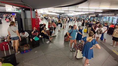 ientos de personas esperan la salida de su tren en la estación de Atocha en Madrid ientos de personas esperan la salida de su tren en la estación de Atocha en Madrid/ EFE/ Isabel Poncela Laborda