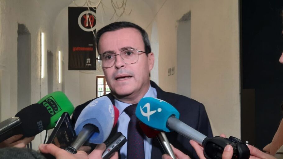 El presidente de la Diputaci&oacute;n de Badajoz, MIguel &Aacute;ngel Gallardo, atiende a los medios en Badajoz