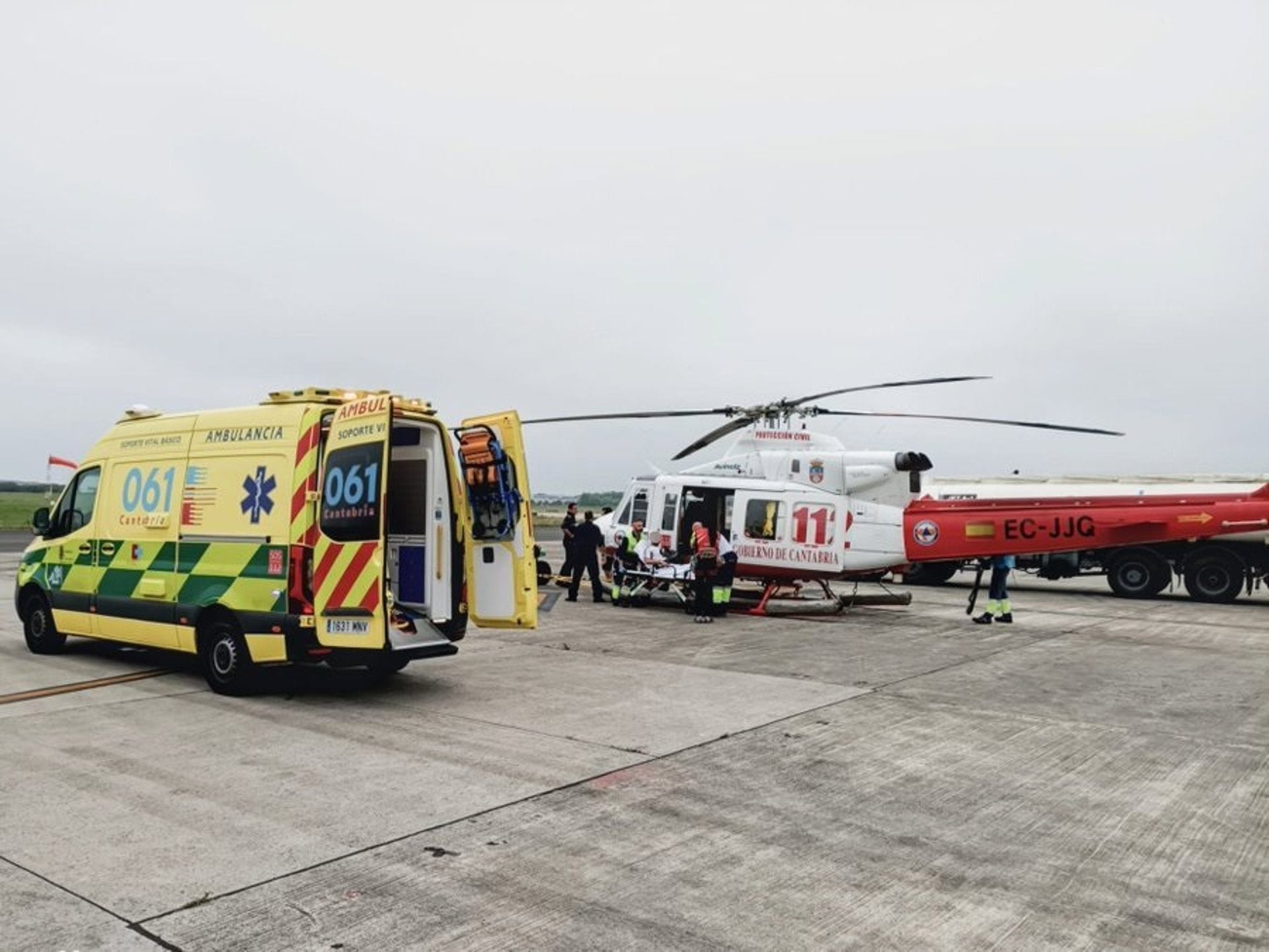 Rescatado en helicóptero un senderista lesionado en los acantilados de Cabo Quejo en Arnuero Rescatado en helicóptero un senderista lesionado en los acantilados de Cabo Quejo en Arnuero