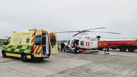 Evacuación de senderista lesionados en los acantilados de Cabo Quejo en Arnuero Evacuación de senderista lesionados en los acantilados de Cabo Quejo en Arnuero