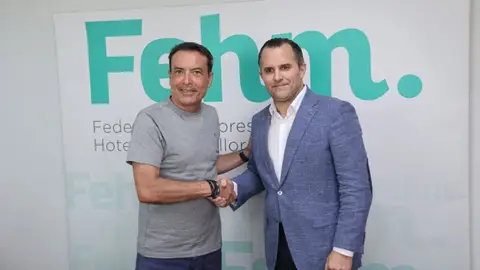 José García Relucio (UGT) y Javier Vich (FEHM), tras la firma del principio de acuerdo El secretario general de la Federación de Servicios de UGT de Baleares, José García Relucio (i), y el presidente de la FEHM, Javier Vich