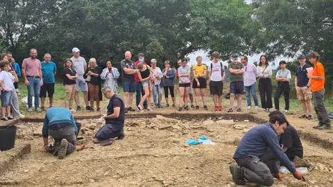 Una de las visitas a las investigaciones del Castro Una de las visitas a las investigaciones del Castro