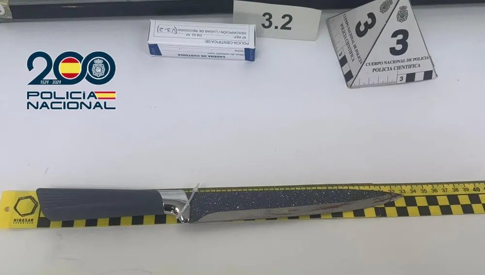 Cuchillo con el que presuntamente el detenido agredió al fallecido. Cuchillo con el que presuntamente el detenido agredió al fallecido.