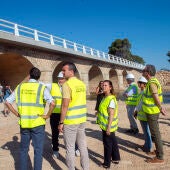 Vicent Mompó y Reme Mazzolari en la reapertura del Pont de la Fallereta ocho meses después de la DANA