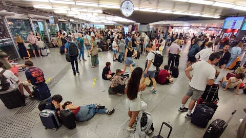Cientos de personas atrapadas en la estación Puerta de Atocha (Madrid) Cientos de personas atrapadas en la estación Puerta de Atocha (Madrid)