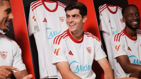 Badé, Juanlu Sánchez y Lukebakio posan con la nueva camiseta del club nervionense. Badé, Juanlu Sánchez y Lukebakio posan con la nueva camiseta del club nervionense.