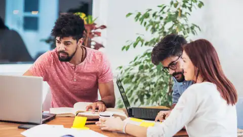 La incorporación tardía al mercado laboral obligará a los jóvenes a trabajar hasta los 71 años La incorporación tardía al mercado laboral obligará a los jóvenes a trabajar hasta los 71 años