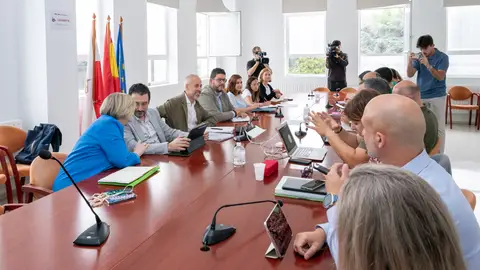 Docentes cántabros y consejería de Educación en un momento de la reunión sobre adecuación salarial Docentes cántabros y consejería de Educación en un momento de la reunión sobre adecuación salarial
