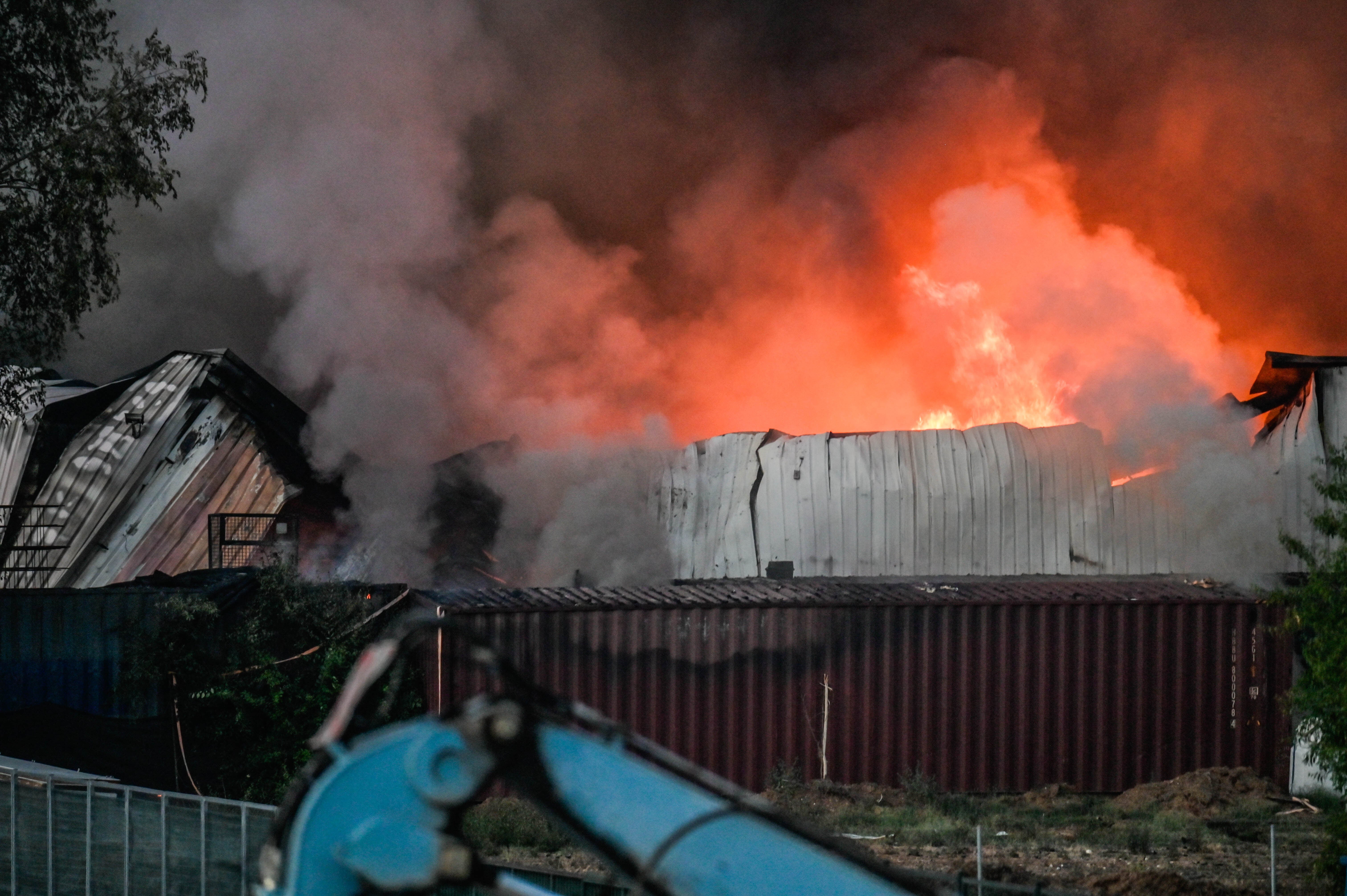 Los bomberos continúan luchando contra el incendio originado en una nave de Azuqueca de Henares (Guadalajara) Los bomberos continúan luchando contra el incendio originado en una nave de Azuqueca de Henares (Guadalajara)