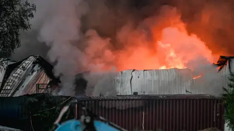 Momento del incendio de la planta de reciclaje de baterías y litio Momento del incendio de la planta de reciclaje de baterías y litio