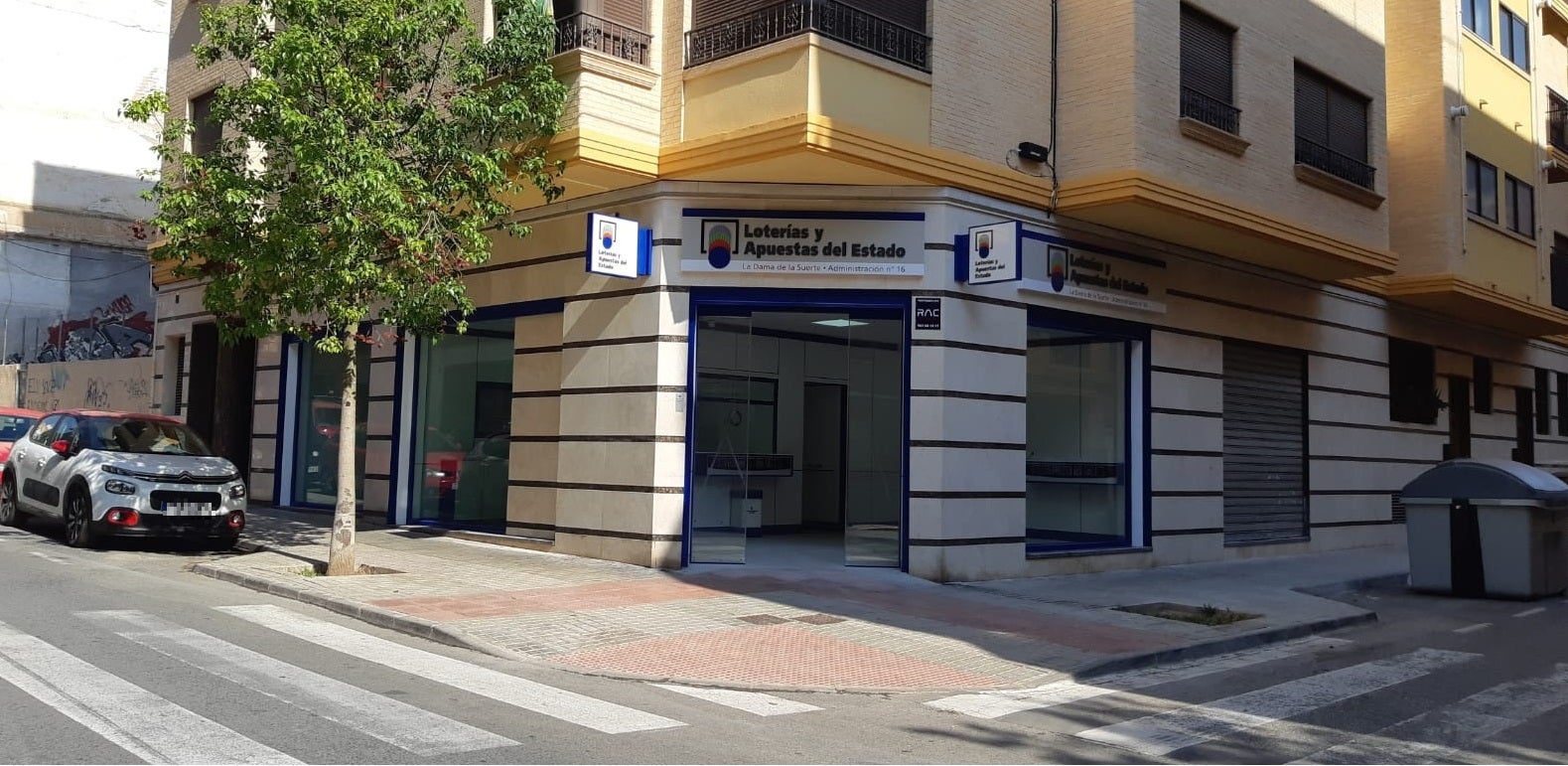 Elche recoge 5,8 millones de euros del primer premio de la Lotería Nacional en el sorteo extraordinario de vacaciones Elche recoge 5,8 millones de euros del primer premio de la Lotería Nacional en el sorteo extraordinario de vacaciones