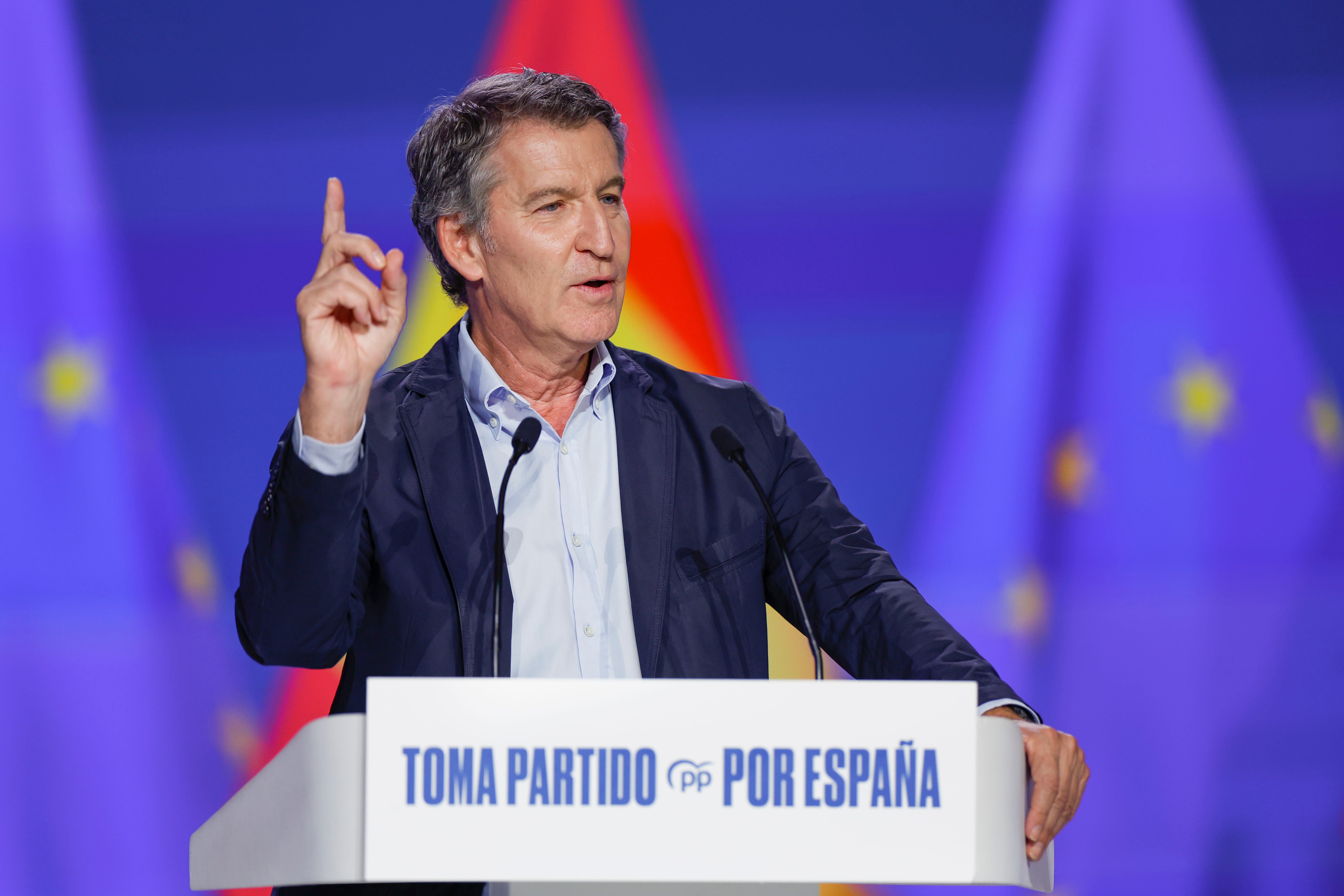 Núñez Feijóo, en la clausura del Congreso Nacional: "Solo hay dos opciones, o Sánchez o yo, y quiero un Gobierno en solitario" Núñez Feijóo, en la clausura del Congreso Nacional: "Solo hay dos opciones, o Sánchez o yo, y quiero un Gobierno en solitario"