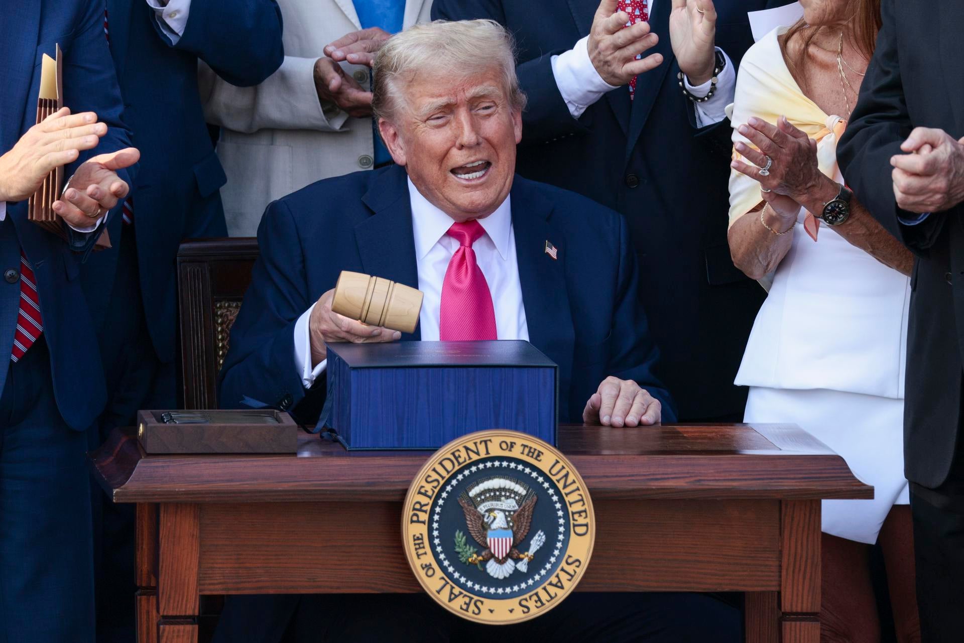 Trump firma la ley contra el fentanilo que establece una pena mínima de diez años de cárcel para los traficantes Trump firma la ley contra el fentanilo que establece una pena mínima de diez años de cárcel para los traficantes