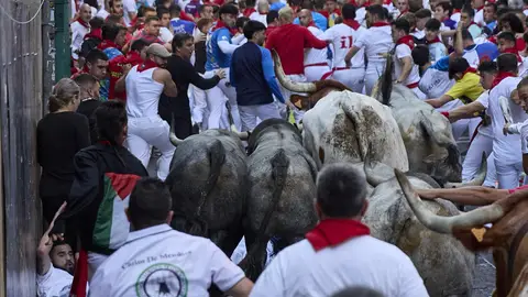Los toros de José Escolar dejan un encierro rápido, limpio y con cinco heridos Los toros de José Escolar dejan un encierro rápido, limpio y con cinco heridos