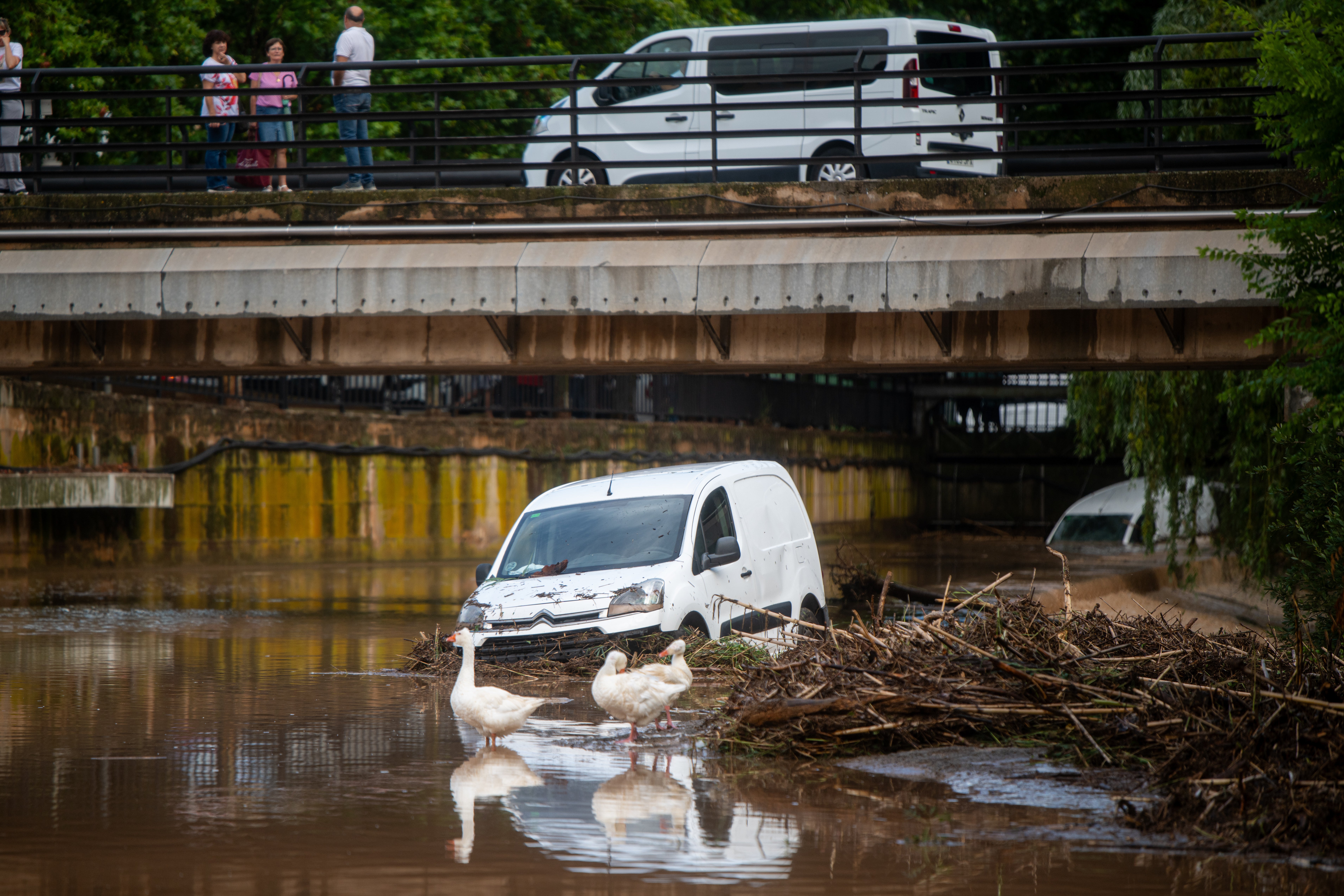 Buscan a un adulto y un menor tras la crecida del río Foix a la altura de Cubelles en Barcelona a causa del temporal Buscan a un adulto y un menor tras la crecida del río Foix a la altura de Cubelles en Barcelona a causa del temporal