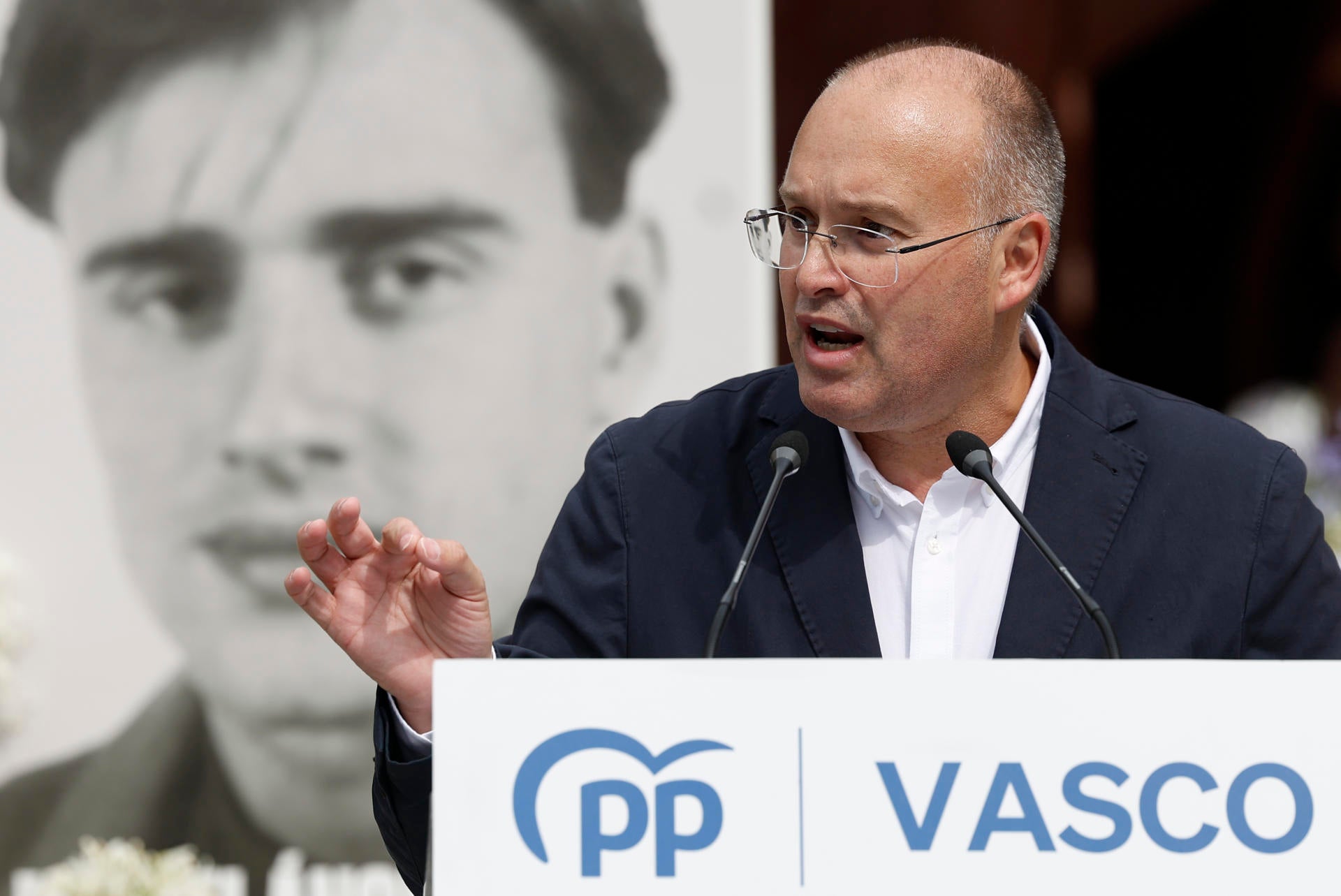 El PP homenajea a Miguel Ángel Blanco y exige que se enseñe "en el 100%" de los colegios "lo que fue ETA" El PP homenajea a Miguel Ángel Blanco y exige que se enseñe "en el 100%" de los colegios "lo que fue ETA"