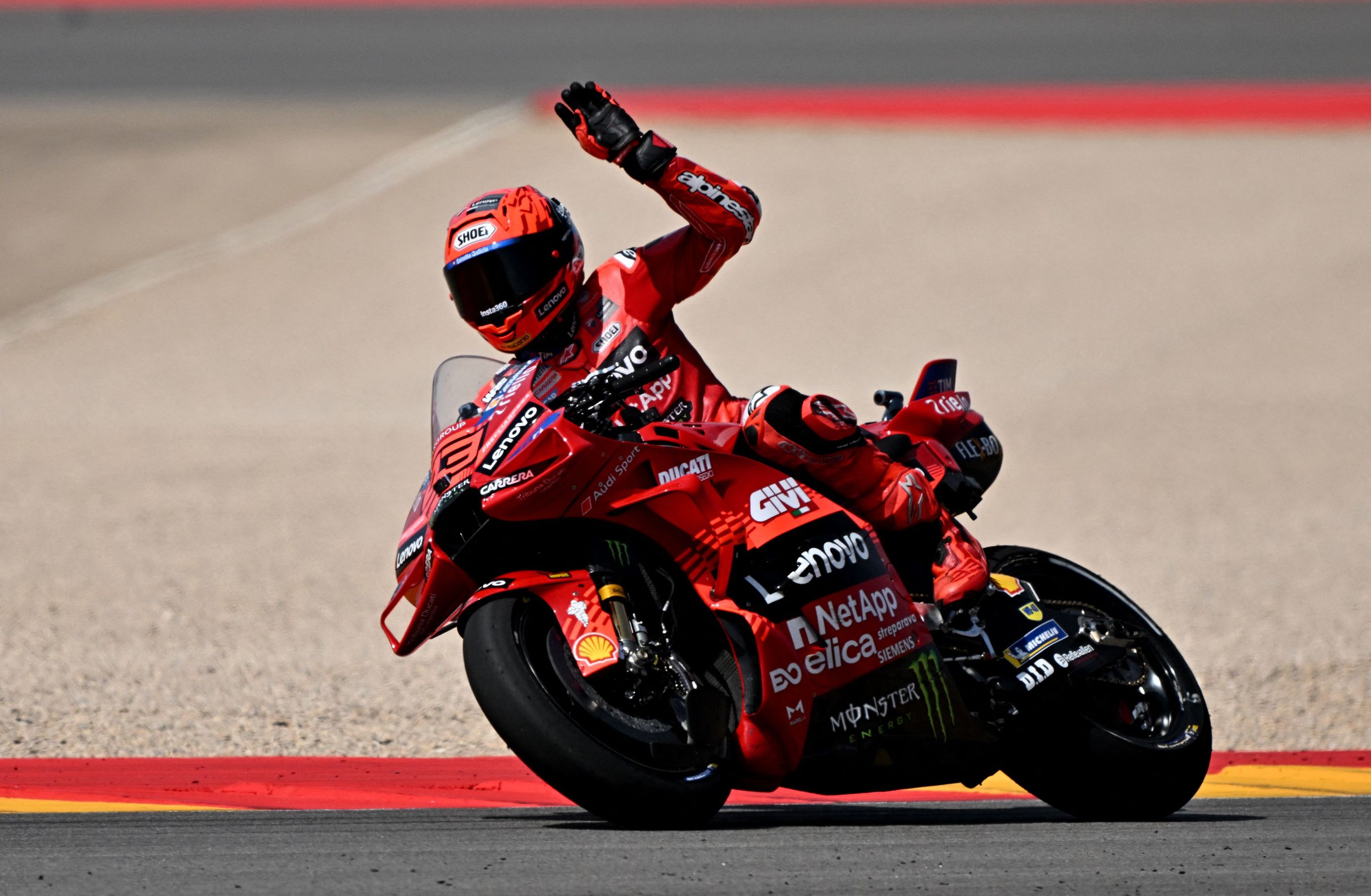 Marc Márquez remonta y consigue la victoria en la Sprint de Sachsenring Marc Márquez remonta y consigue la victoria en la Sprint de Sachsenring