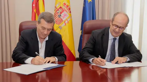 Marciano Gómez, conseller de Sanitat, y Higinio Marín, rector de la Universidad Cardenal Herrera CEU, firman el convenio. Marciano Gómez, conseller de Sanitat, y Higinio Marín, rector de la Universidad Cardenal Herrera CEU, firman el convenio.